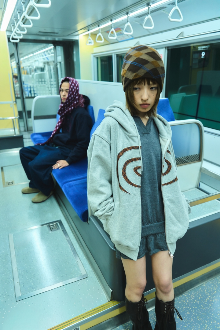 商品を身につけた人物画像