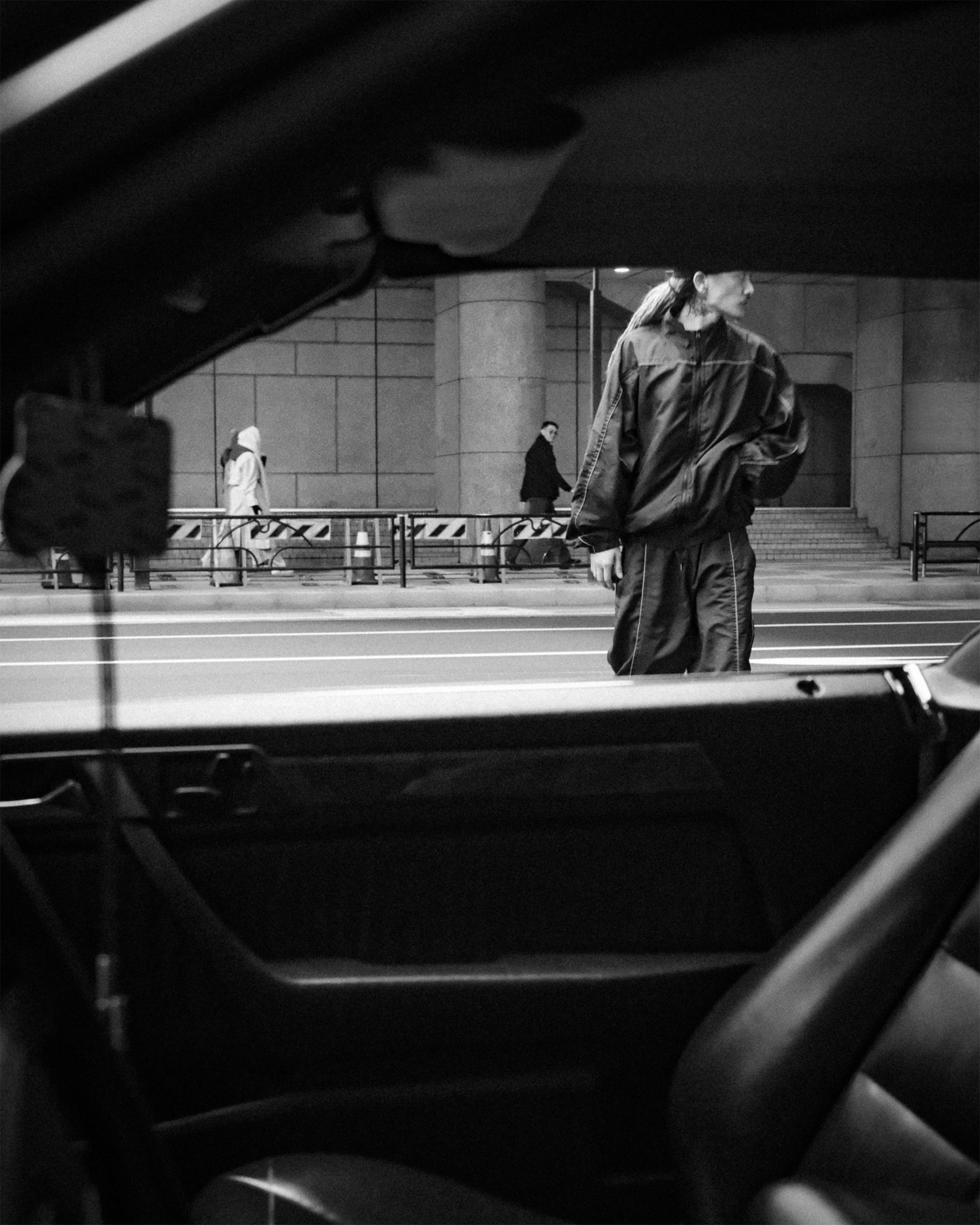 車内から見た商品を身につけた人物