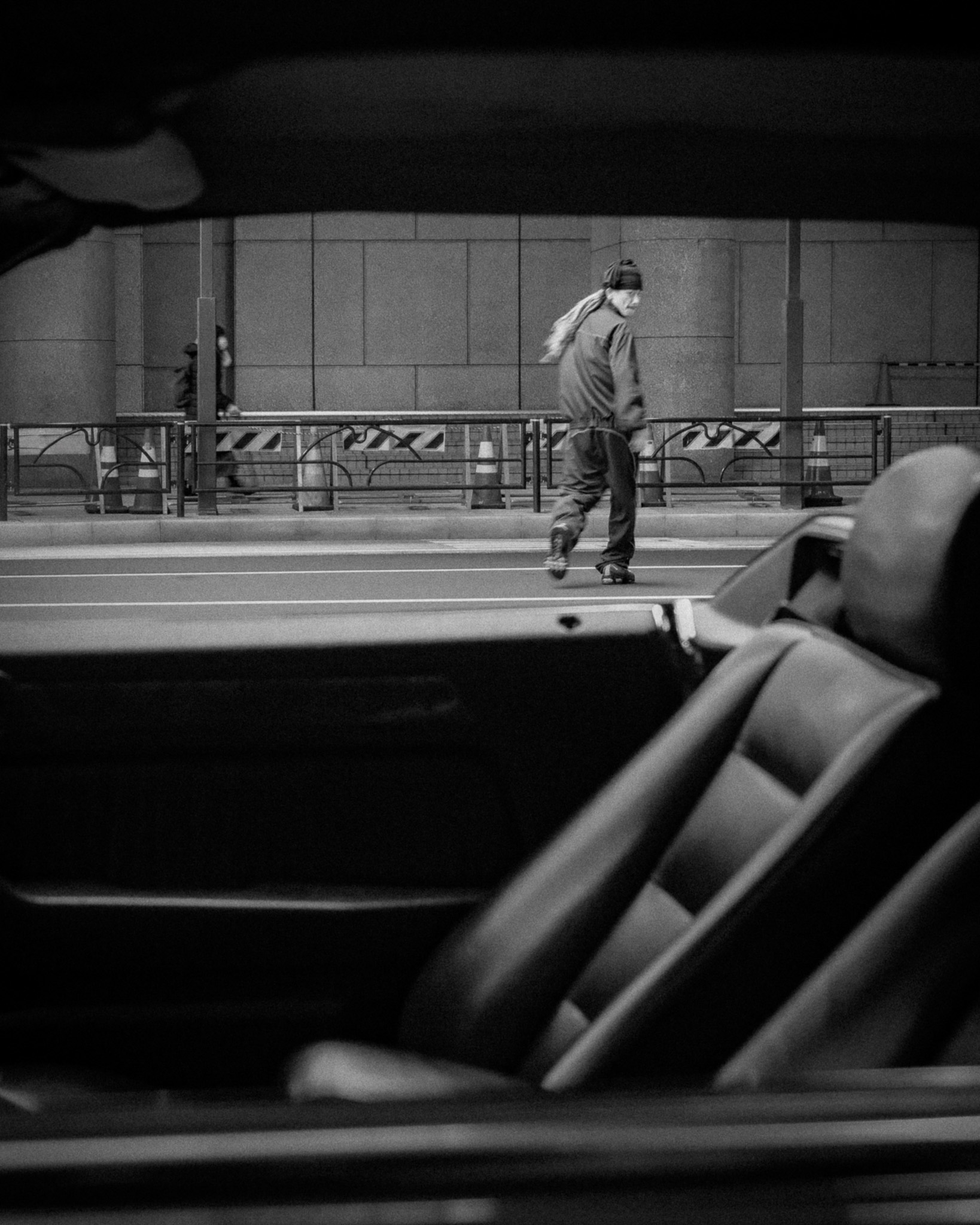 車内から見た商品を身につけた人物