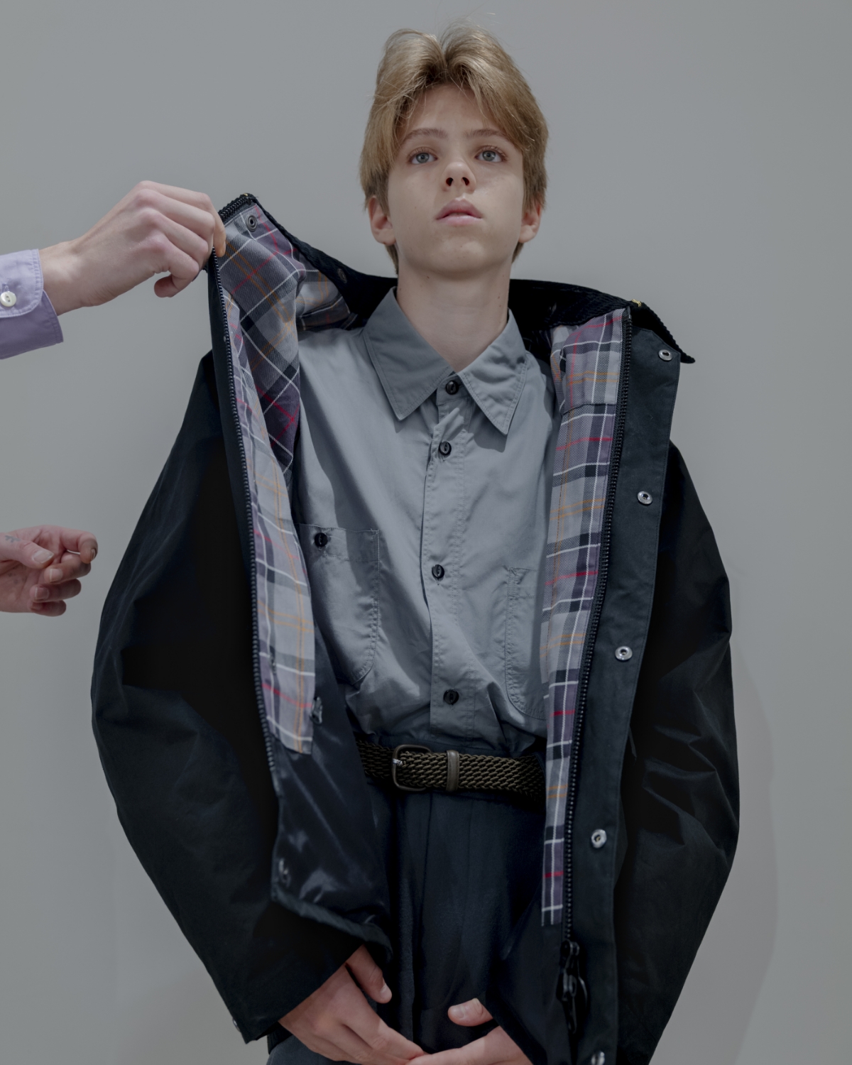 ジャケットを着る男性写真
