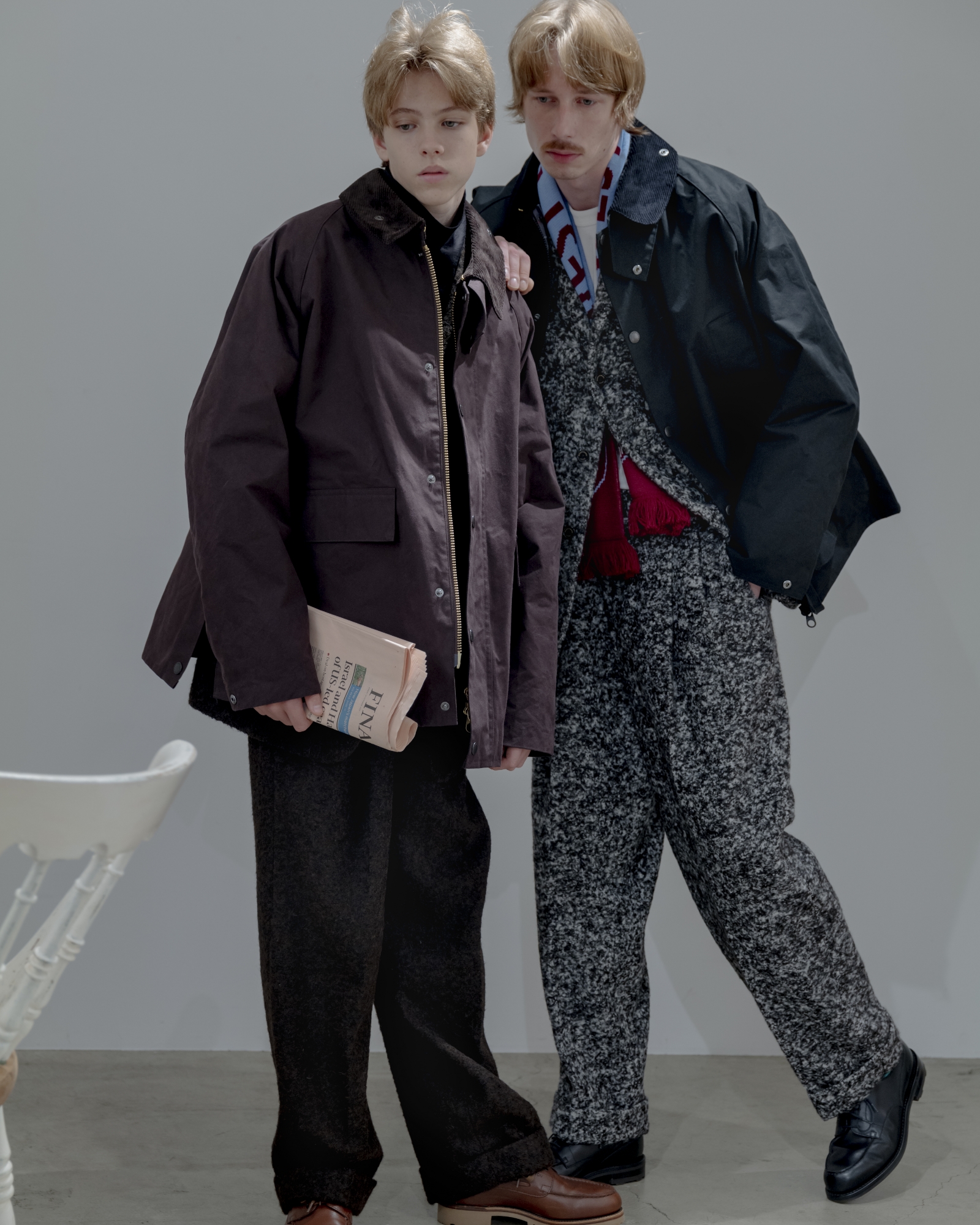 ジャケットを着る男性写真