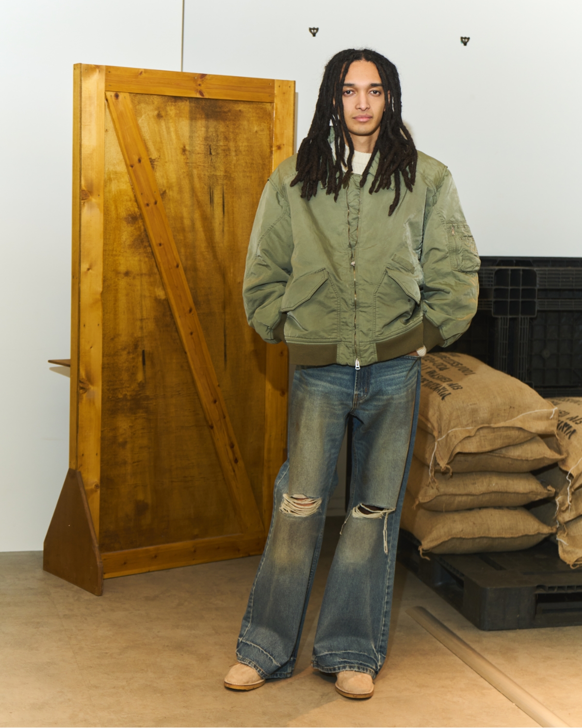 商品を身につけた人物画像