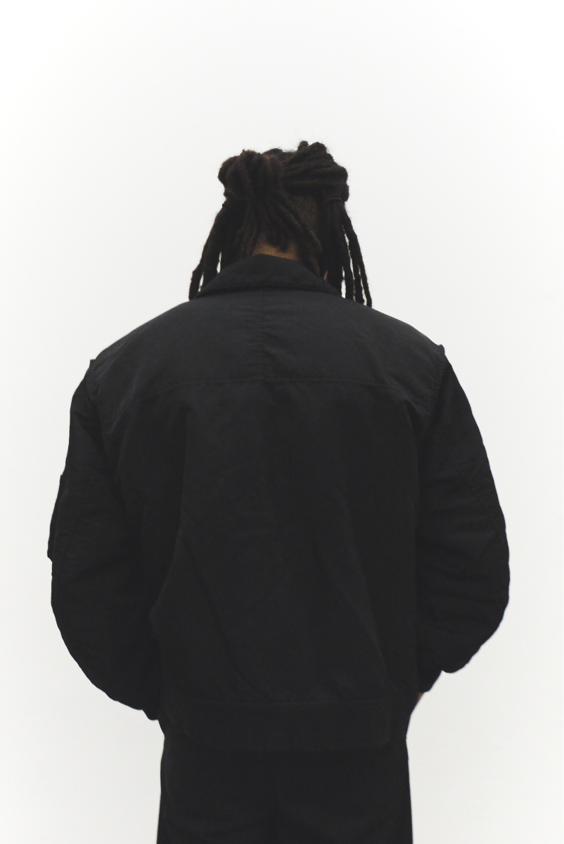 商品を身につけた人物画像